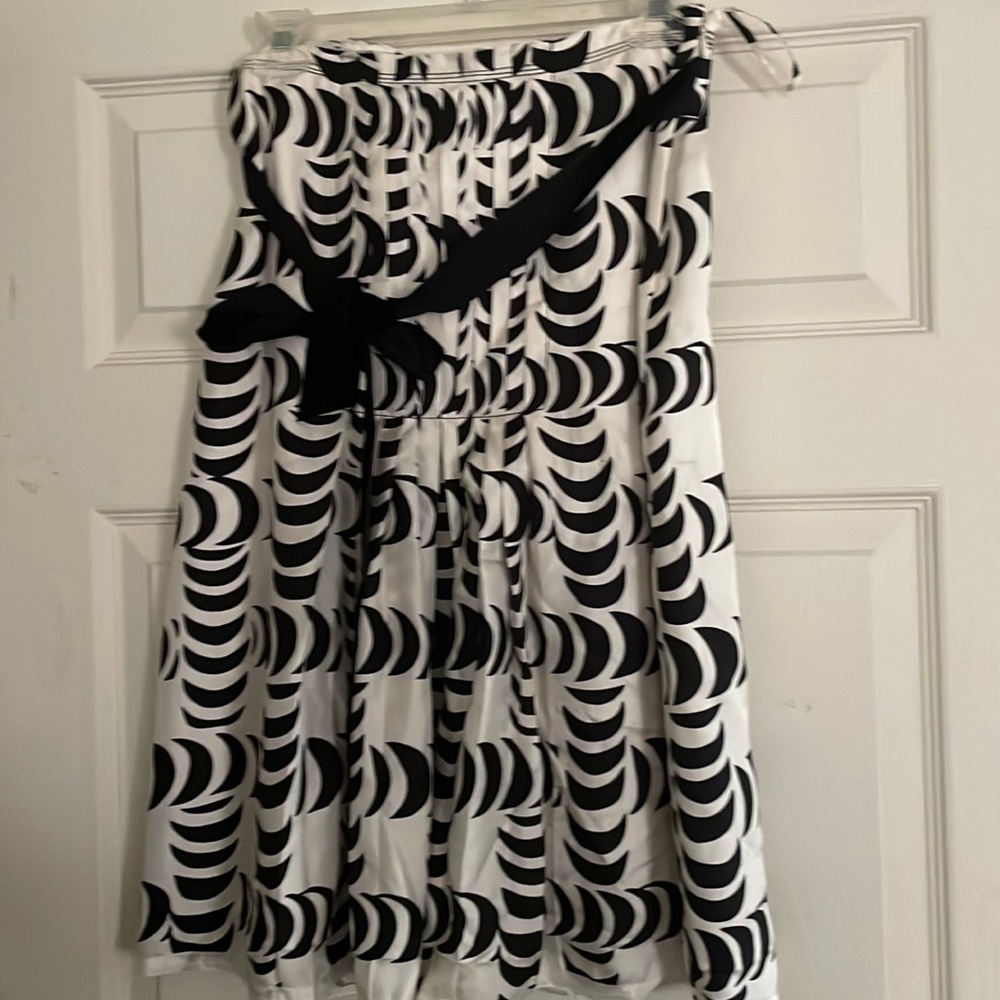 Black and White Pleated silk Tory Burch Skirt with Velvet Tie Belt.